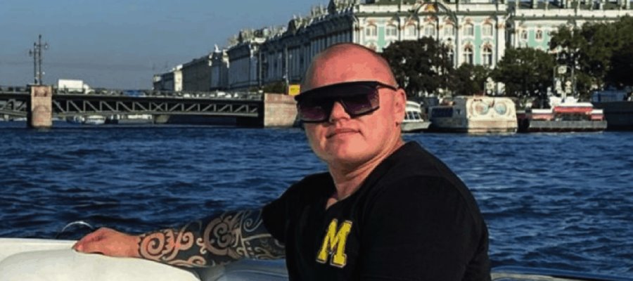 Piden a campeona de pesas demostrar que es mujer para poder abordar avión