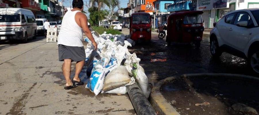 Piden a automovilistas respetar el tubo que conduce el agua extraída de las anegaciones en Bosques de Saloya
