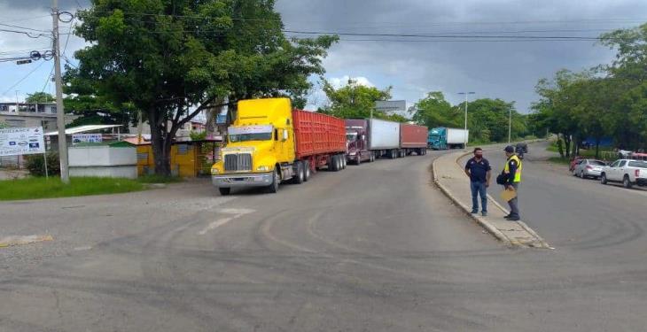 Bloquean habitantes de Gaviotas puente Grijalva II exigiendo bombas ante inundaciones