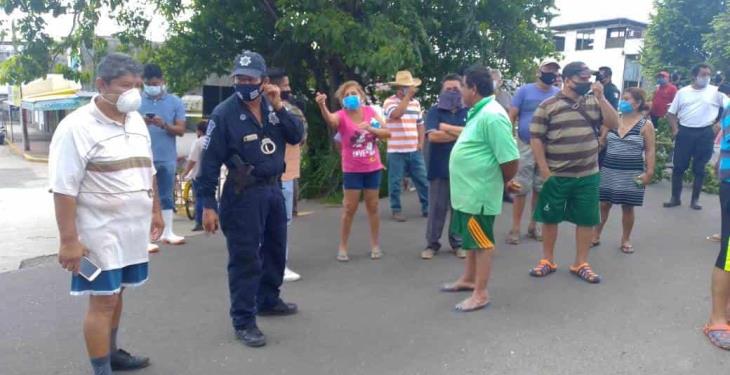 Bloquean habitantes de Gaviotas puente Grijalva II exigiendo bombas ante inundaciones