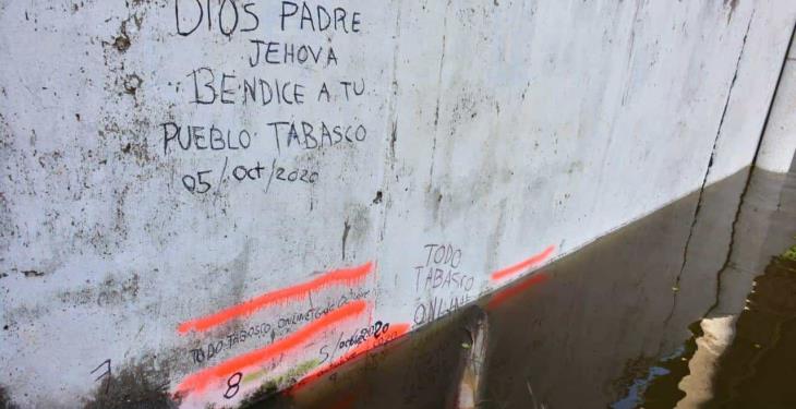 Curiosos se asoman a documentar el alto nivel de aguas del Grijalva