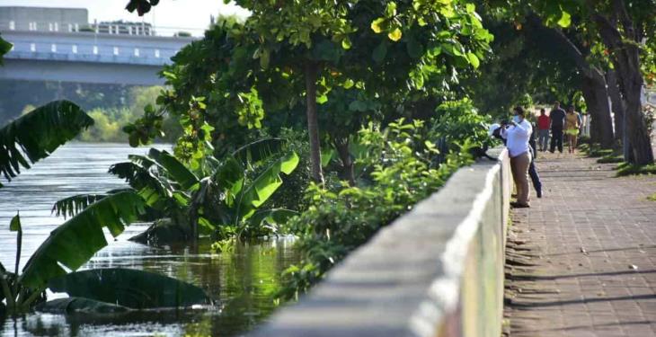Curiosos se asoman a documentar el alto nivel de aguas del Grijalva