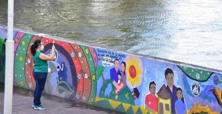 Curiosos se asoman a documentar el alto nivel de aguas del Grijalva