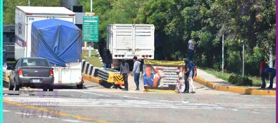 Normalistas de Mactumactzá toman caseta de Chiapa de Corzo; piden el sistema de internado y liberación de Anivar Gómez