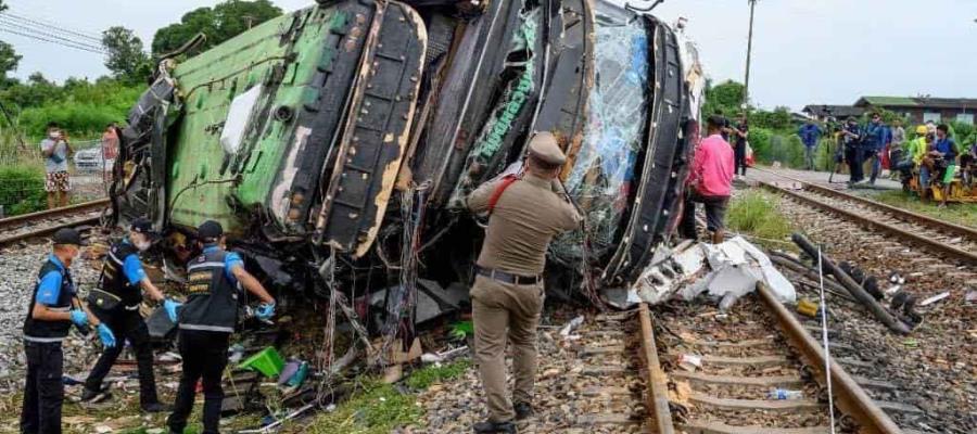Choque entre autobús y tren deja 18 muertos y 40 heridos en Tailandia