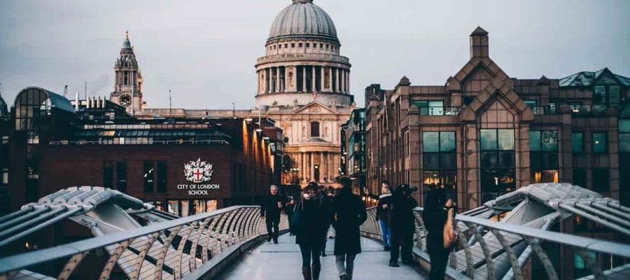 Reino Unido aplica plan escalonado de restricciones para frenar propagación del Covid