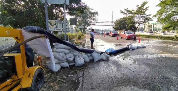Bombean agua con equipo enviado en solidaridad desde Puebla