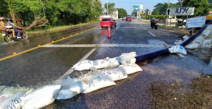 Bombean agua con equipo enviado en solidaridad desde Puebla