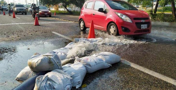 Bombean agua con equipo enviado en solidaridad desde Puebla