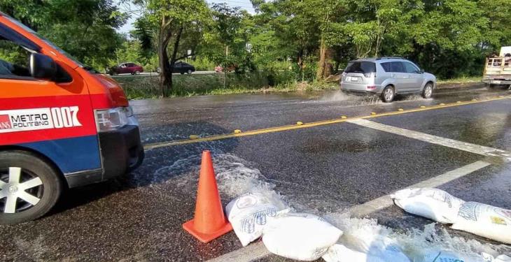 Bombean agua con equipo enviado en solidaridad desde Puebla