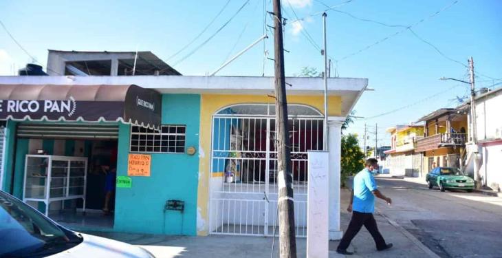 A medio caer se encuentra un poste de teléfonos en Av. Ramón Mendoza