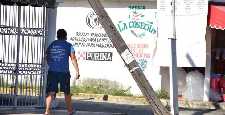 A medio caer se encuentra un poste de teléfonos en Av. Ramón Mendoza