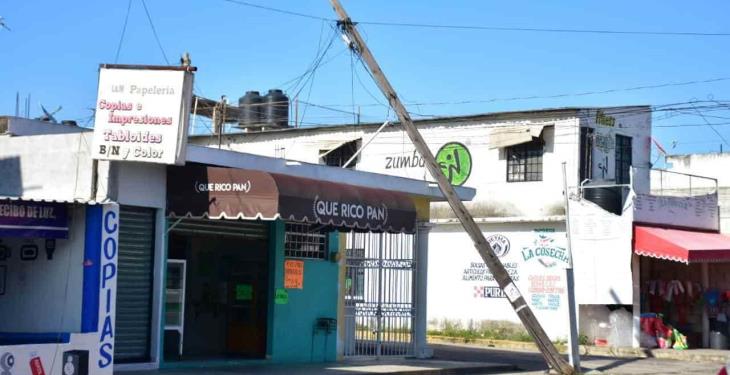 A medio caer se encuentra un poste de teléfonos en Av. Ramón Mendoza