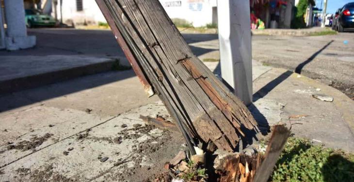 A medio caer se encuentra un poste de teléfonos en Av. Ramón Mendoza