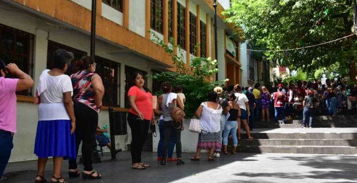 Largas filas de hasta 12 horas para cobrar apoyo por inundaciones