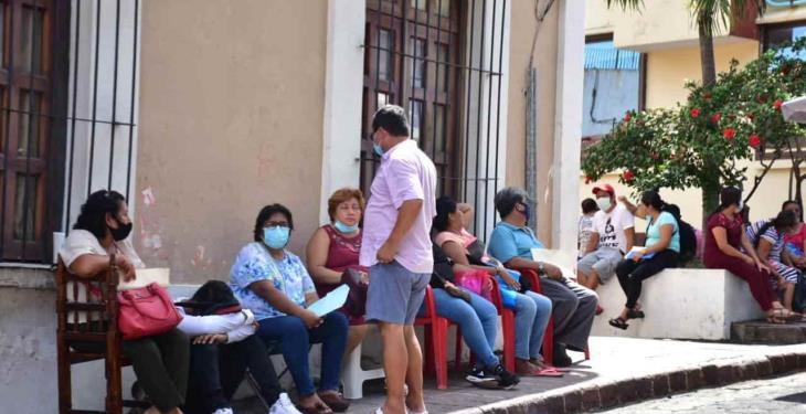 Largas filas de hasta 12 horas para cobrar apoyo por inundaciones