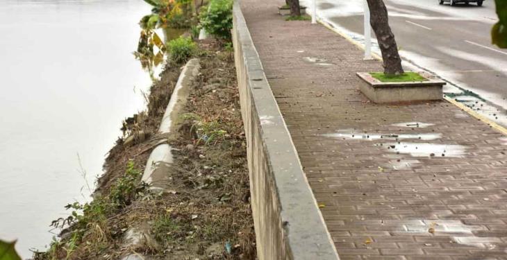 Desciende nivel de aguas del río Grijalva; ya se ve tierra de nuevo