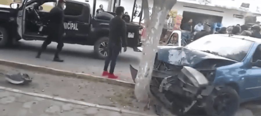 Policía de Tehuacán Puebla es captado sembrando lata de cerveza a un conductor accidentado