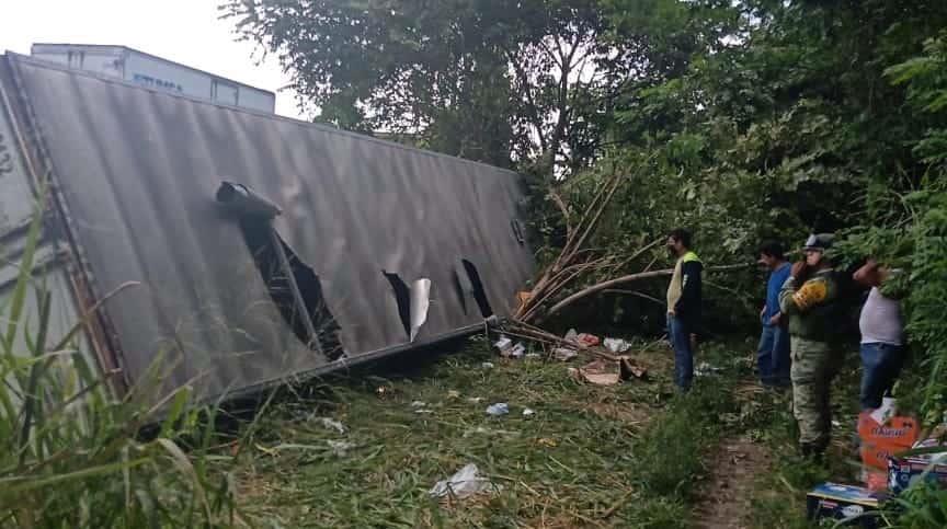 Rapiñan tráiler de mercancía en la carretera en la Cárdenas-Coatzacoalcos