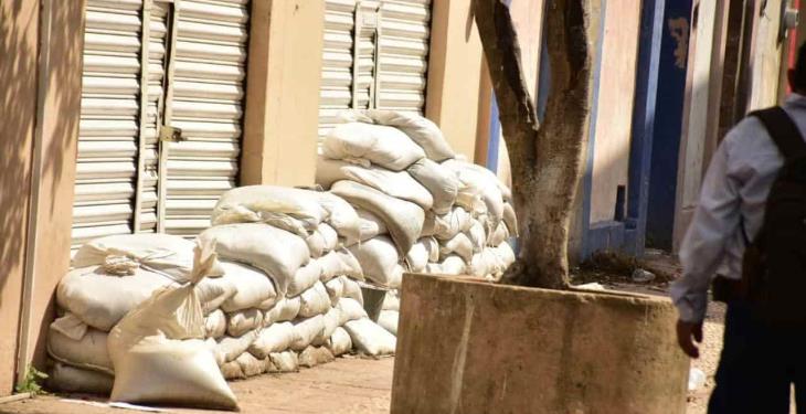 Por precaución, comercios dejan costalería en sus entradas