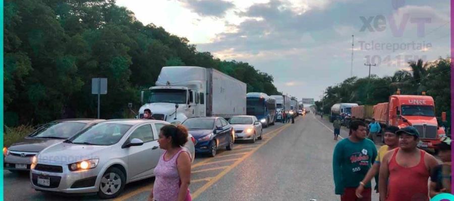 Campechanos bloquean carretera Villahermosa-Ciudad del Carmen por falta de luz