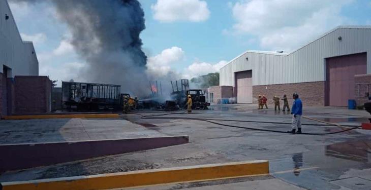 Se incendian tres camiones con artículos perecederos en Parque Industrial