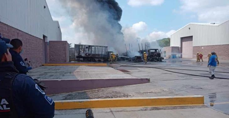 Se incendian tres camiones con artículos perecederos en Parque Industrial
