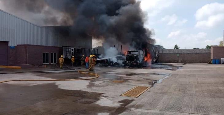 Se incendian tres camiones con artículos perecederos en Parque Industrial