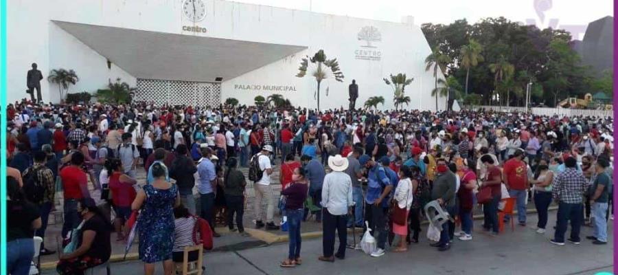 Habitantes de Nacajuca abarrotan inmediaciones del Ayuntamiento de Centro ante pago de afectaciones Habitantes de Nacajuca abarrotan inmediaciones del Ayuntamiento de Centro ante pago de afectaciones