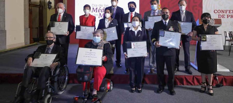 Rinde López Obrador homenaje a los médicos en su día