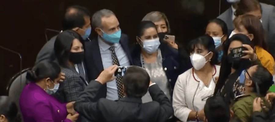 Critican diputados del PAN que Gatell rompa protocolos de sanidad en comparecencias y se tome fotos