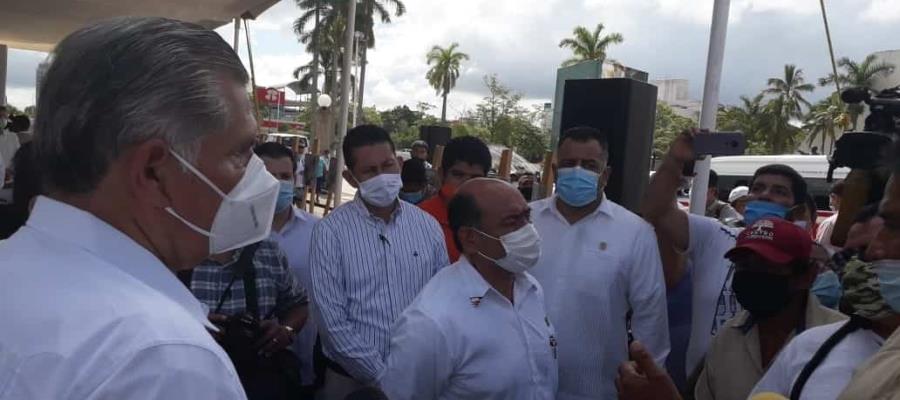 Increpan comerciantes a Adán Augusto y Evaristo; piden una terminal de autobuses y permiso para vender carne