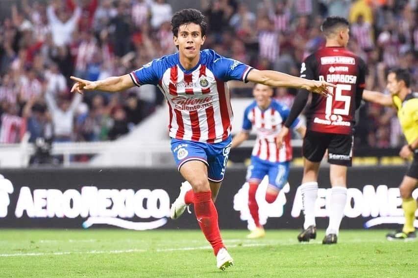 Chivas pierde a JJ Macías por lesión
