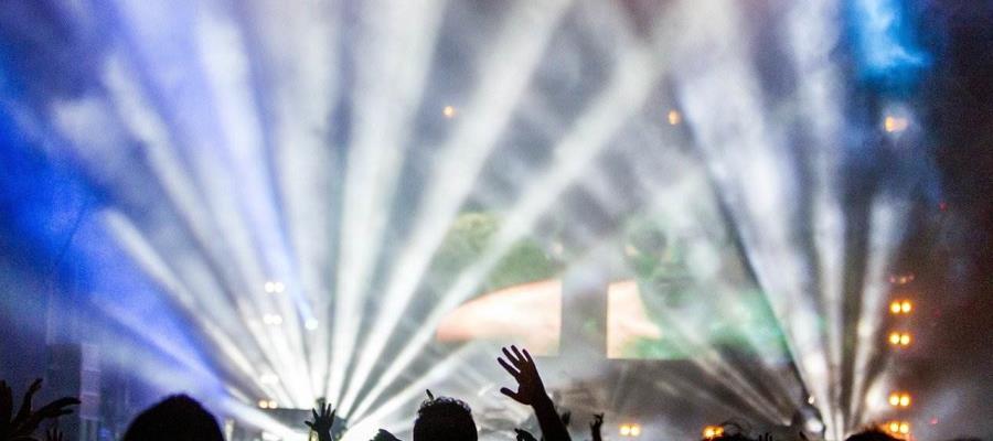 Festejan Halloween en Wuhan, China, epicentro del coronavirus; miles se disfrazaron sin guardar la sana distancia