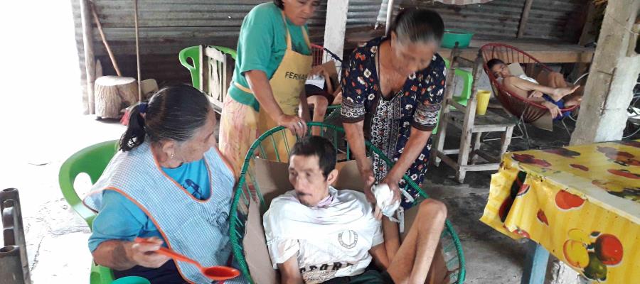 “Mi edad es avanzada y me preocupa dejarlos”, dice Doña Ignacia al ver a sus cuatro hijos postrados