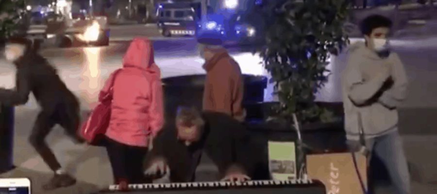Pianista toca en la calle durante disturbios por restricciones sanitarias... en Barcelona
