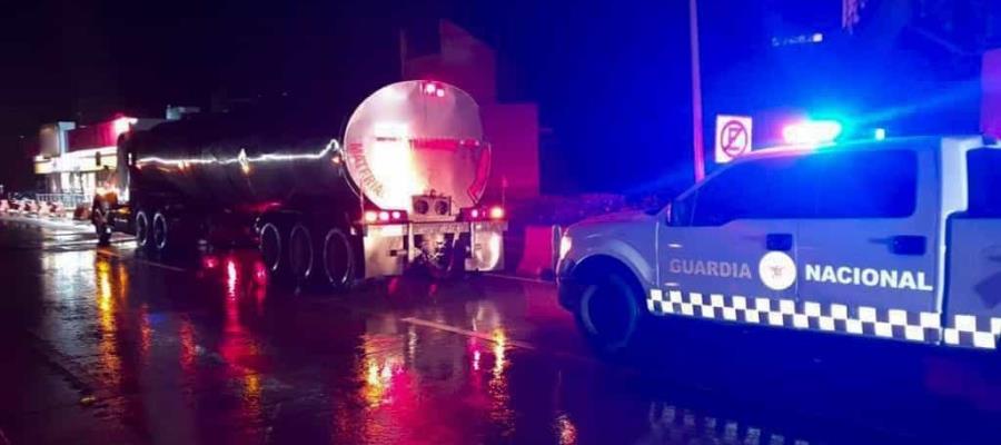 Asegura GN tractocamión con 36 mil litros de combustible en Huimanguillo