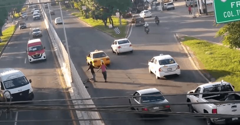 Captan en video discusión de pareja en medio del carril de alta velocidad en Ruiz Cortines Captan en video discusión de pareja en medio del carril de alta velocidad en Ruiz Cortines