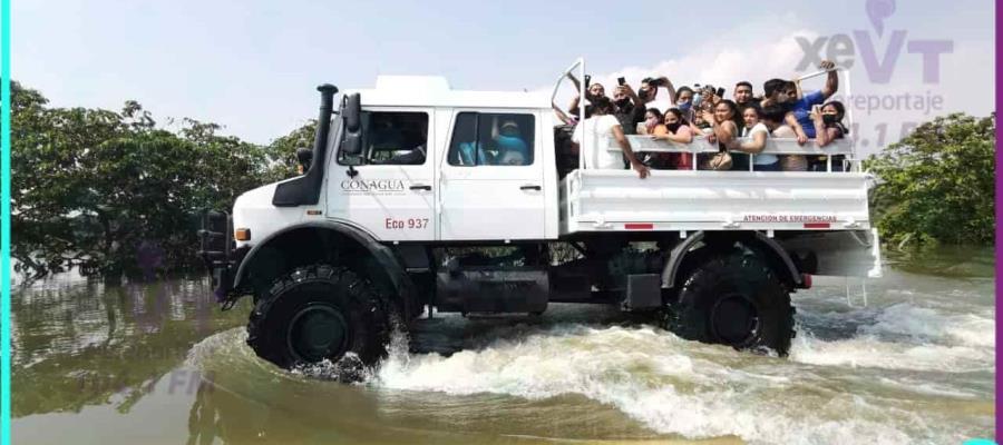 Cierran paso en la Majahua, activa gobierno unidades para transportar personas