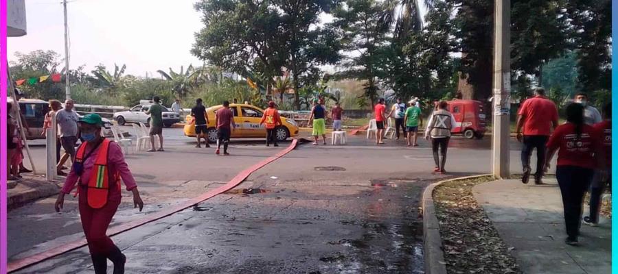Logra Protección Civil evitar que el agua se expanda en Gaviotas Norte hacia el Malecón Leandro Rovirosa Wade Logra Protección Civil evitar que el agua se expanda en Gaviotas Norte hacia el Malecón Leandro Rovirosa Wade