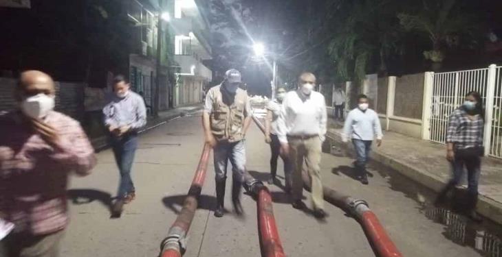 Supervisa Adán Augusto operación de equipos de bombeo para contener anegaciones