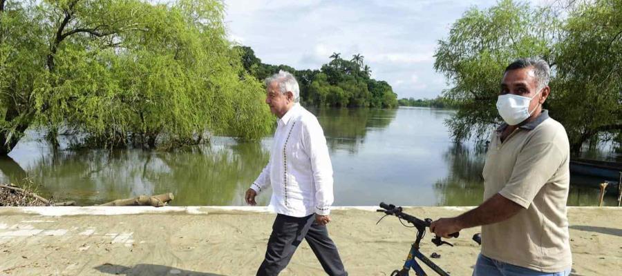 Regresa presidente a su natal Tepetitán, Macuspana, que es afectada por las inundaciones 