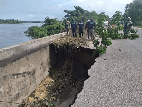 Se registra socavón en la carretera ejido Aquiles Serdán-Jalapita, Paraíso