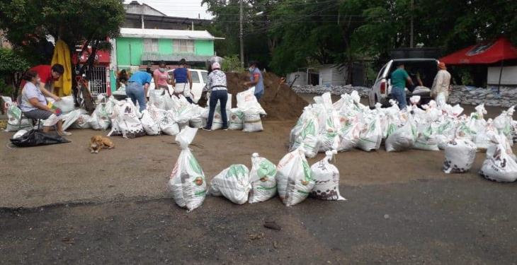 Vecinos del fraccionamiento Carrizal refuerzan costalera para evitar afectaciones en sus viviendas, tras anuncio de frente frío 13