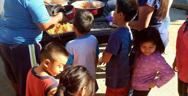 Apoyan conductores de combis y comerciantes de Tamulté de las Sabanas a damnificados de la zona