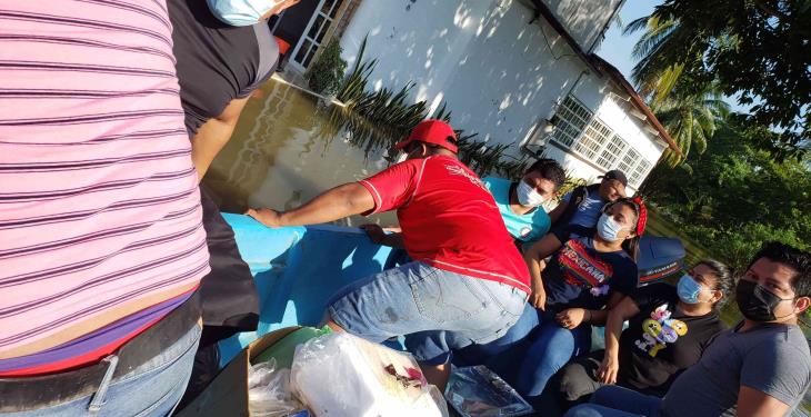 Apoyan conductores de combis y comerciantes de Tamulté de las Sabanas a damnificados de la zona