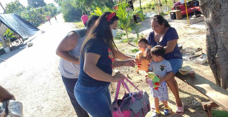 Apoyan conductores de combis y comerciantes de Tamulté de las Sabanas a damnificados de la zona
