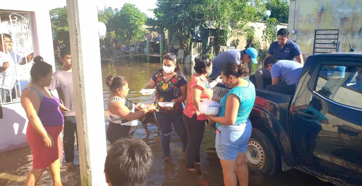 Apoyan conductores de combis y comerciantes de Tamulté de las Sabanas a damnificados de la zona