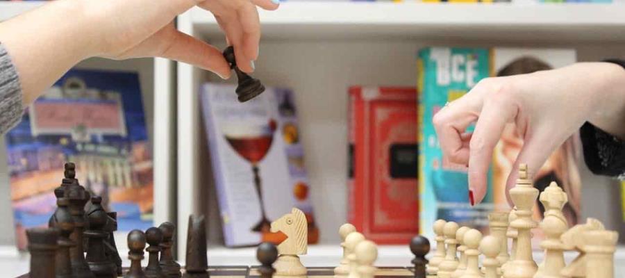 ¿Sabías que jugar ajedrez nos aporta muchos beneficios?