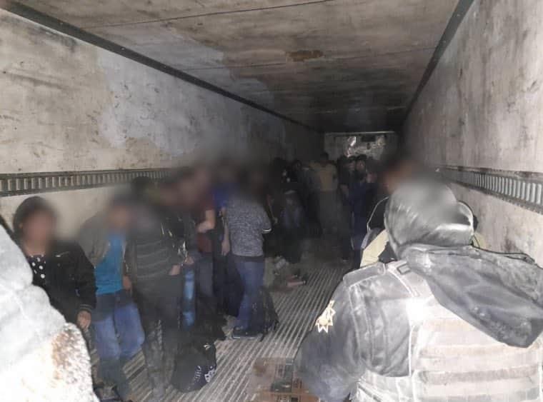 Rescata el INM a migrantes que viajaban hacinados en dos unidades pesadas, en Nuevo León y Veracruz
